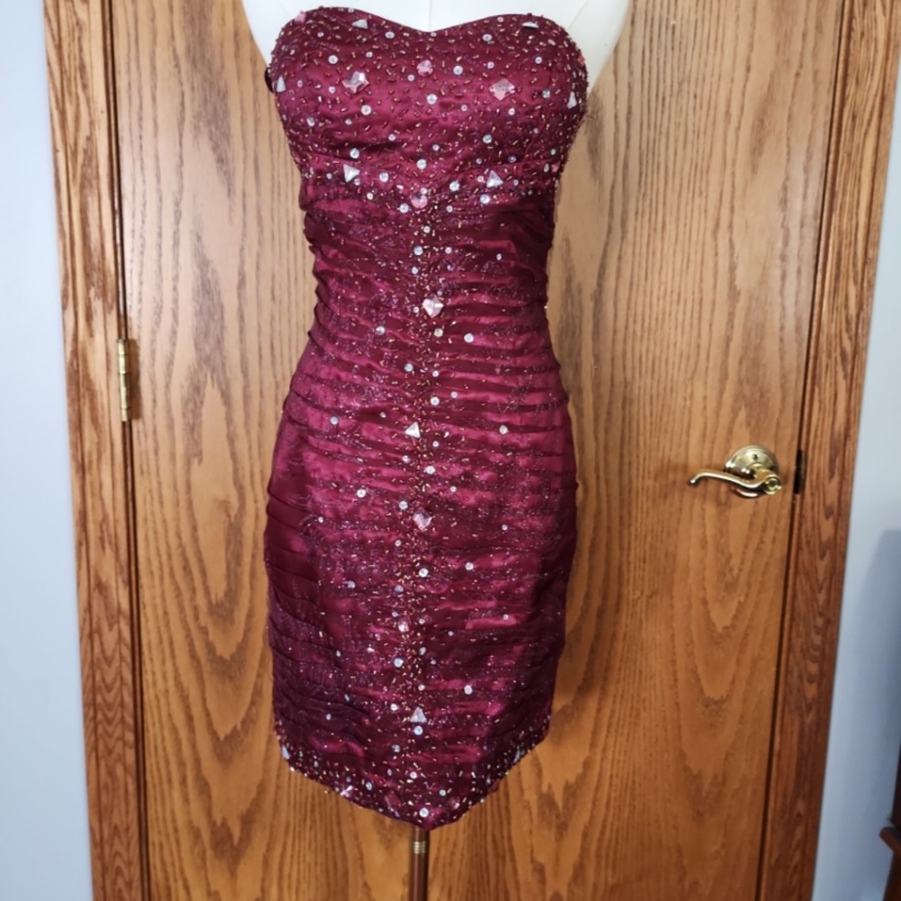 Elegant Burgundy Strapless Dress With Rhinestones